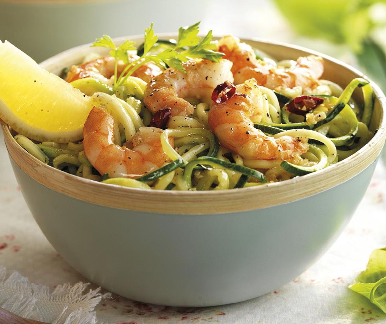 Espaguetis de calabacín con langostinos y sardinas en Papillote